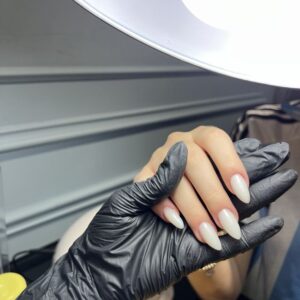 Refuerzo técnico en gel para uñas largas. Aporta resistencia y estructura a la uña natural. Incluye preparación profunda de cutícula con torno y técnica profesional para un acabado fuerte y duradero.